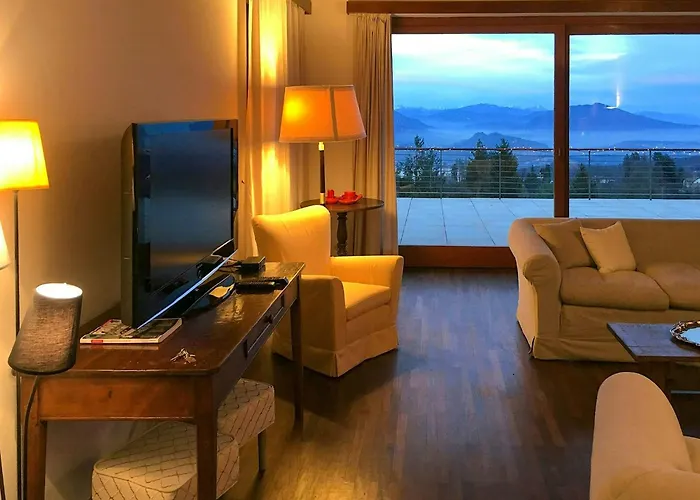 With Pool Overlooking Maggiore Dom wakacyjny *